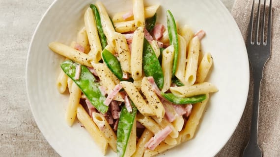 Skinkpasta med sockerärtor